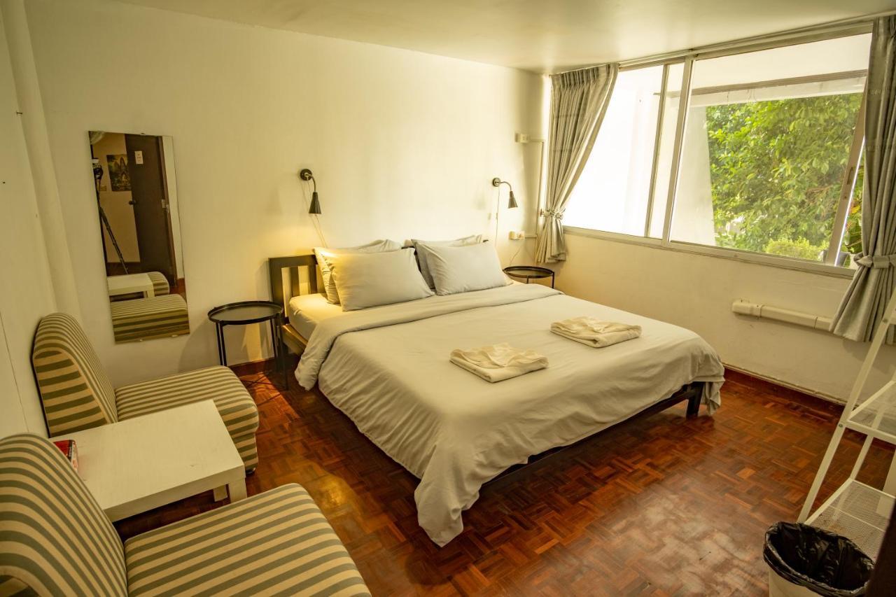 Home16 Sukhumvit16 Бангкок Екстер'єр фото