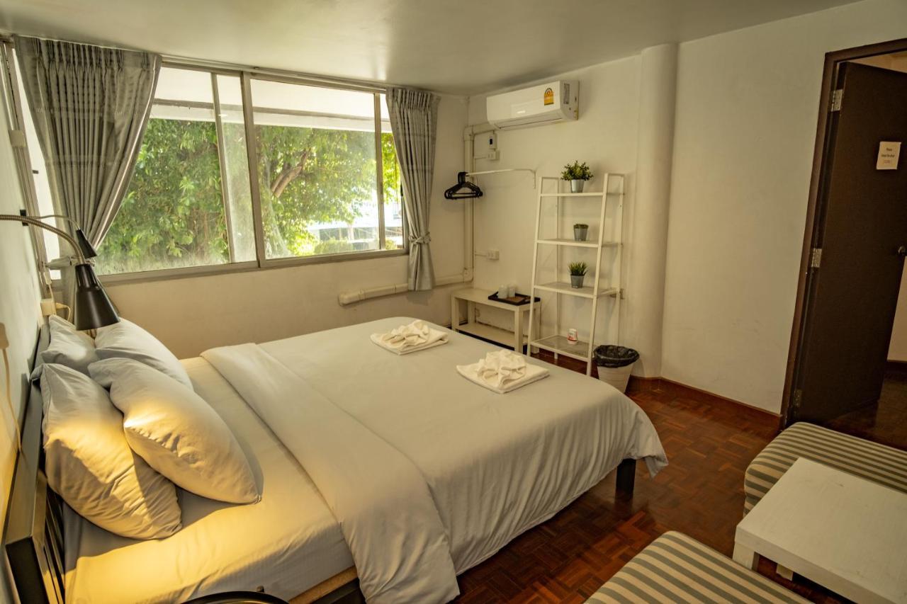 Home16 Sukhumvit16 Бангкок Екстер'єр фото