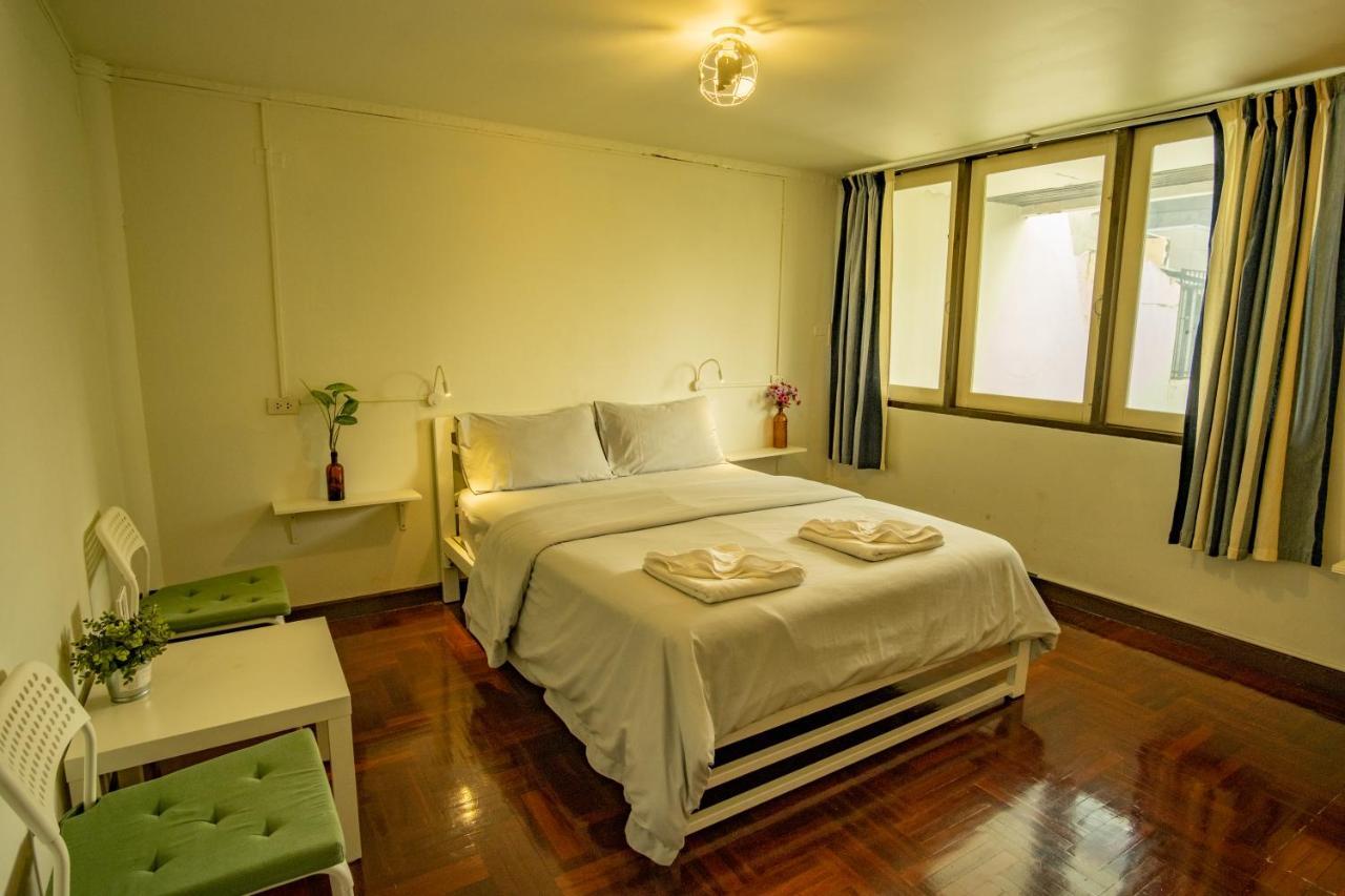 Home16 Sukhumvit16 Бангкок Екстер'єр фото
