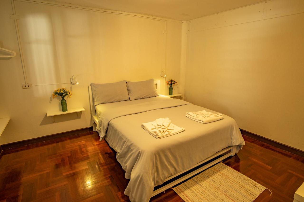 Home16 Sukhumvit16 Бангкок Екстер'єр фото