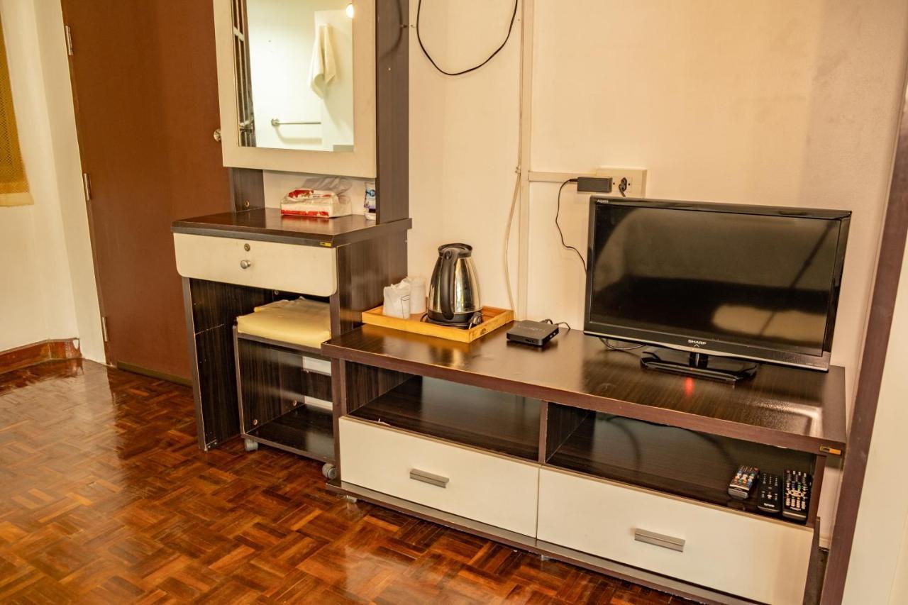 Home16 Sukhumvit16 Бангкок Екстер'єр фото