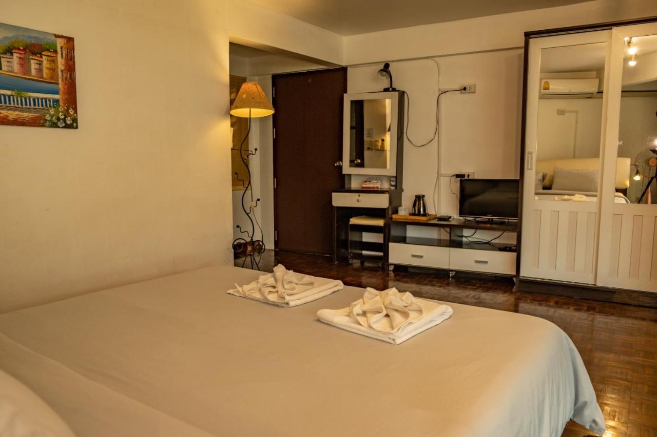 Home16 Sukhumvit16 Бангкок Екстер'єр фото