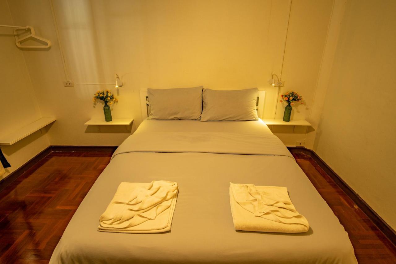 Home16 Sukhumvit16 Бангкок Екстер'єр фото