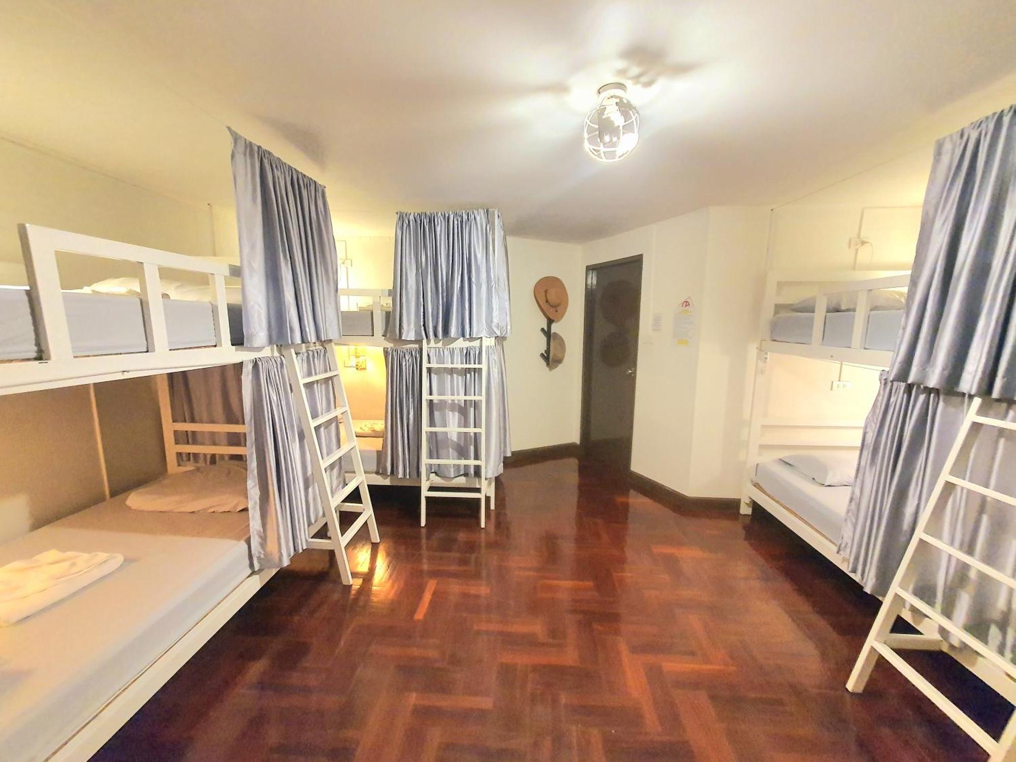 Home16 Sukhumvit16 Бангкок Екстер'єр фото