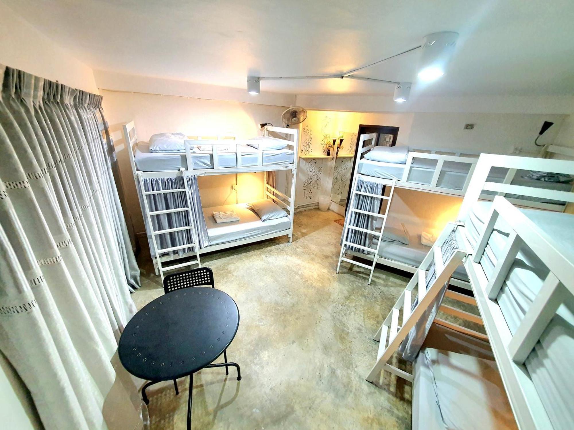 Home16 Sukhumvit16 Бангкок Екстер'єр фото