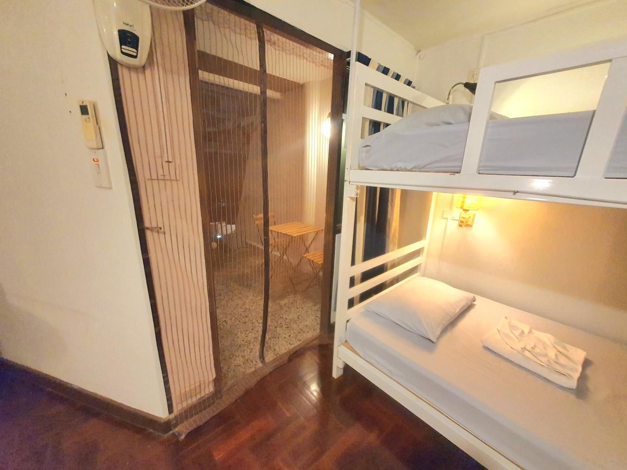 Home16 Sukhumvit16 Бангкок Екстер'єр фото