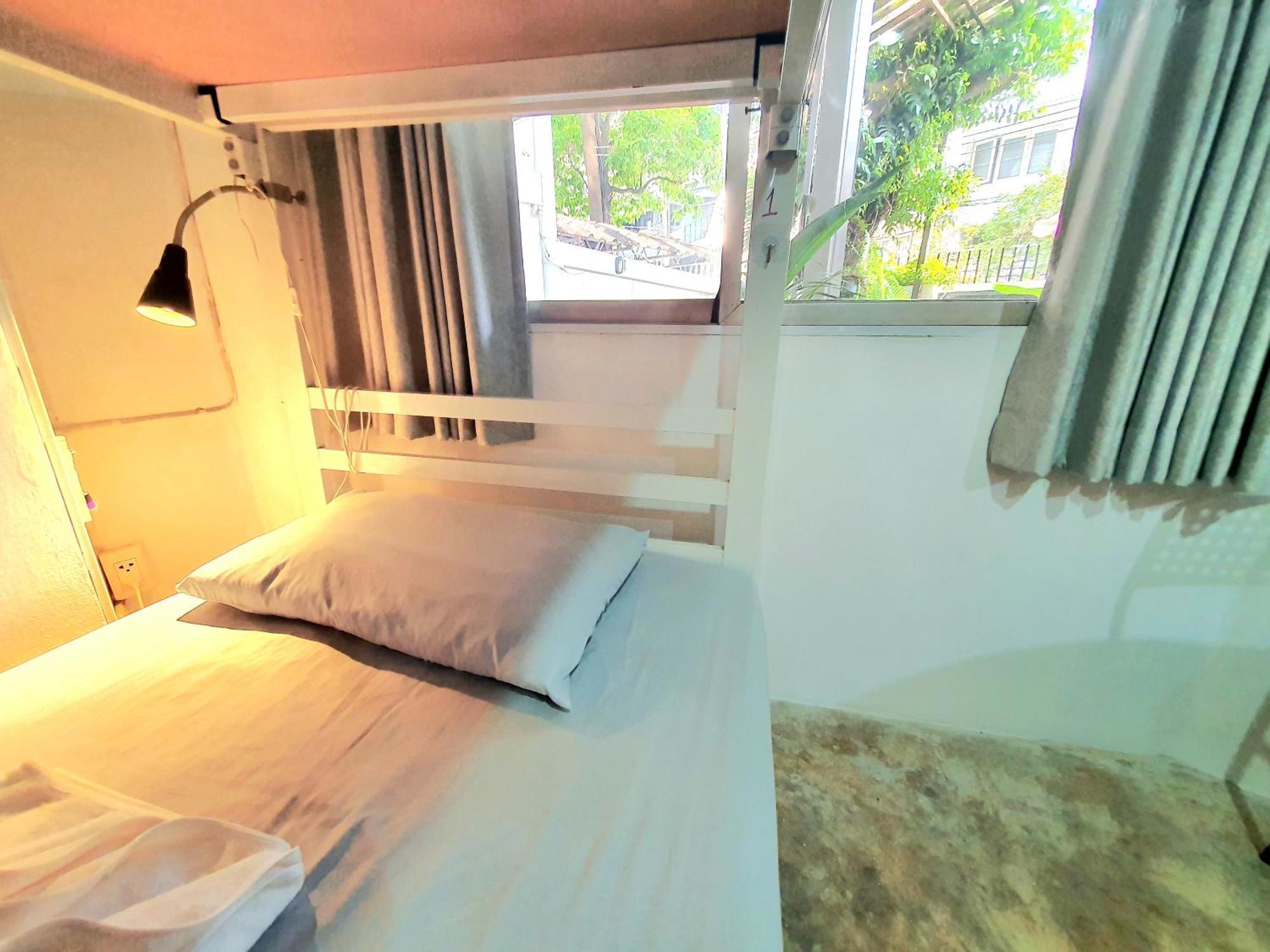 Home16 Sukhumvit16 Бангкок Екстер'єр фото