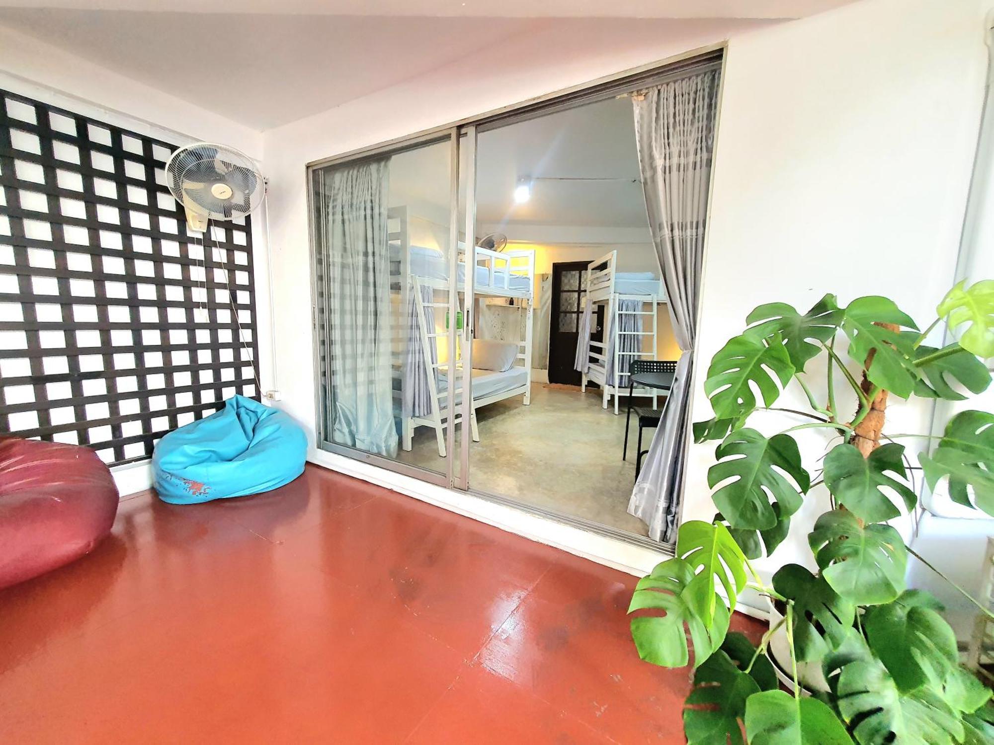 Home16 Sukhumvit16 Бангкок Екстер'єр фото