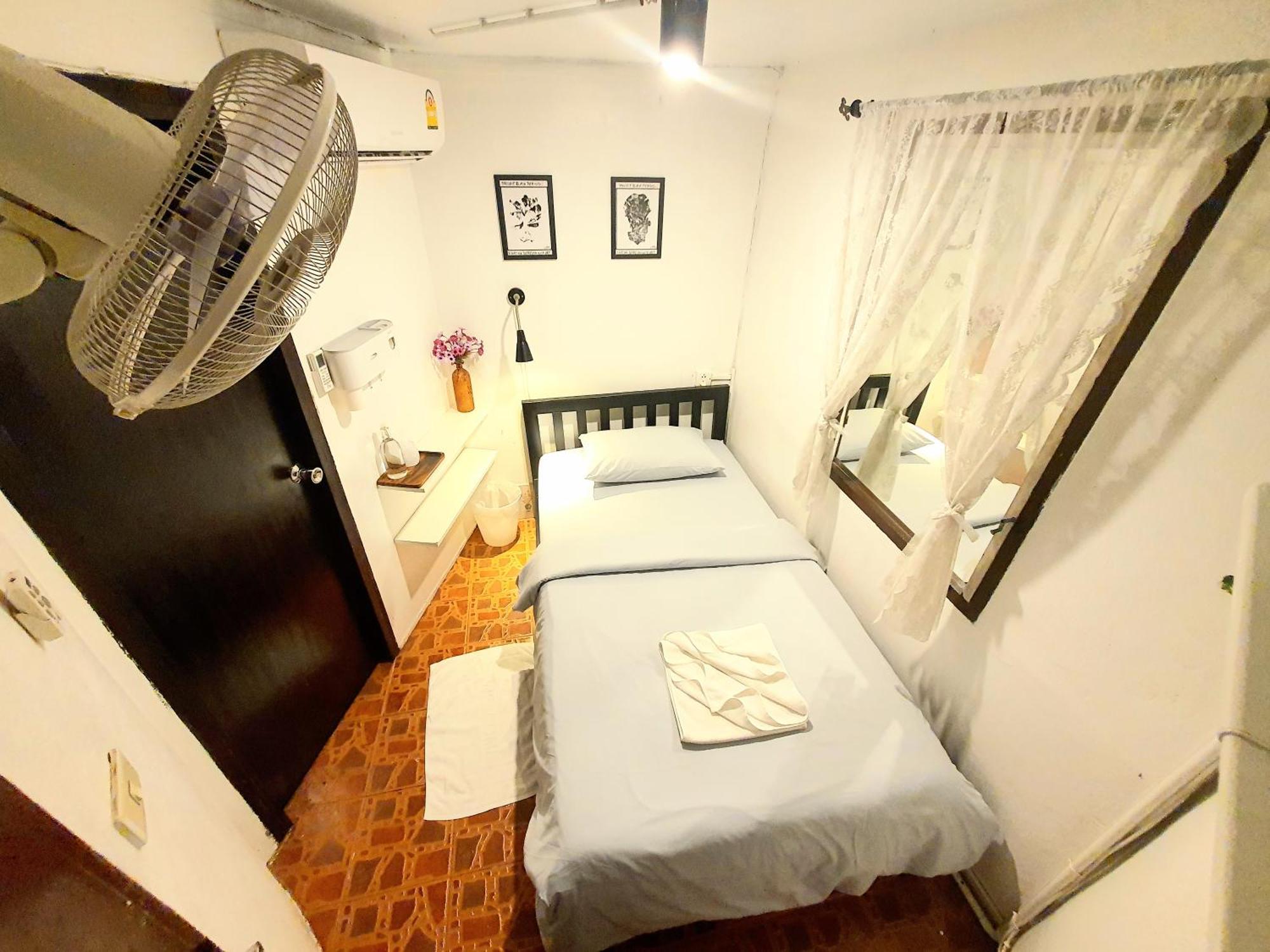 Home16 Sukhumvit16 Бангкок Екстер'єр фото