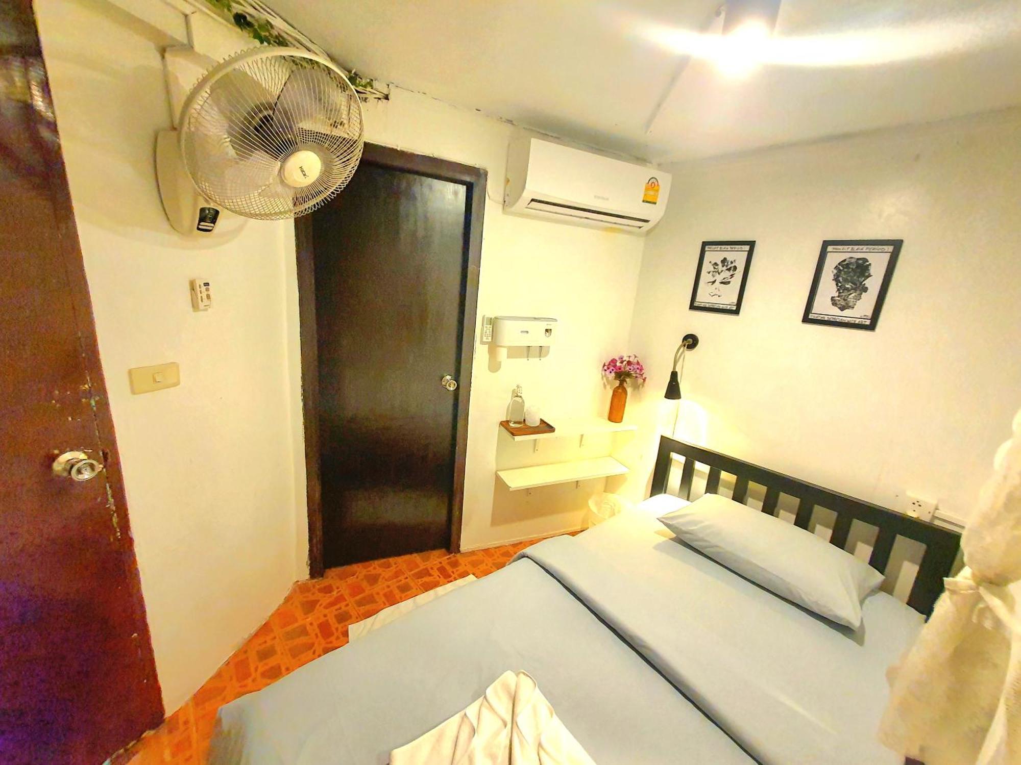 Home16 Sukhumvit16 Бангкок Екстер'єр фото