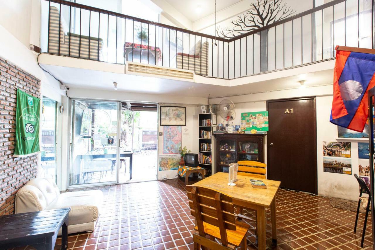 Home16 Sukhumvit16 Бангкок Екстер'єр фото